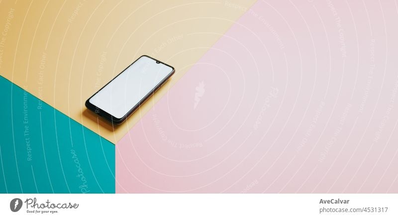 Minimalistische Handy leeren Bildschirm mit Kopie Raum, schwimmende Telefon, bunten Hintergrund mit Kopie Raum, Technologie minimal, flach Mock up Bild, Social Network Ad Banner Art Bild, Primärfarben