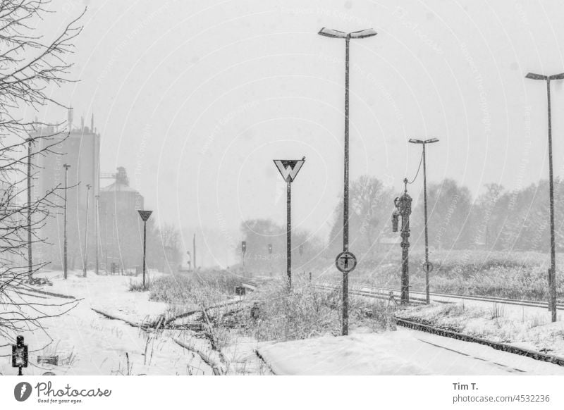 verschneite Bahnanlagen in Brandenburg Winter Schnee Gleise kalt Verkehrswege Himmel Schienenverkehr Außenaufnahme Bahnhof Güterverkehr & Logistik Bahnfahren