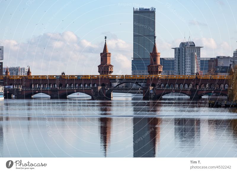 Oberbaumbrücke mit U-Bahn Brücke Spree UBahn River Berlin Kreuzberg Friedrichshain Skyline Stadt Hauptstadt Sehenswürdigkeit Architektur Wahrzeichen