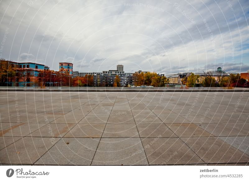 Hinter der Neuen Nationalgalerie giebel architektur berlin kulturforum tiergarten backstein klinker skyline haus häuser gebäude gehweg gehwegplatte terrasse