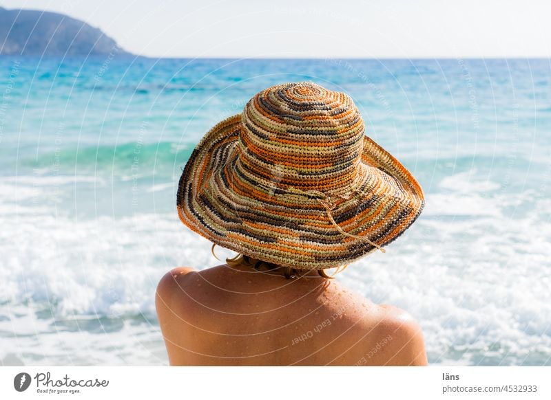 Sehnsuchtsort l Frau am Strand Meer Ferien & Urlaub & Reisen Erholung Wasser Horizont Hut Strohhut Küste Mittelmeer Griechenland Kreta Tourismus Idylle FKK