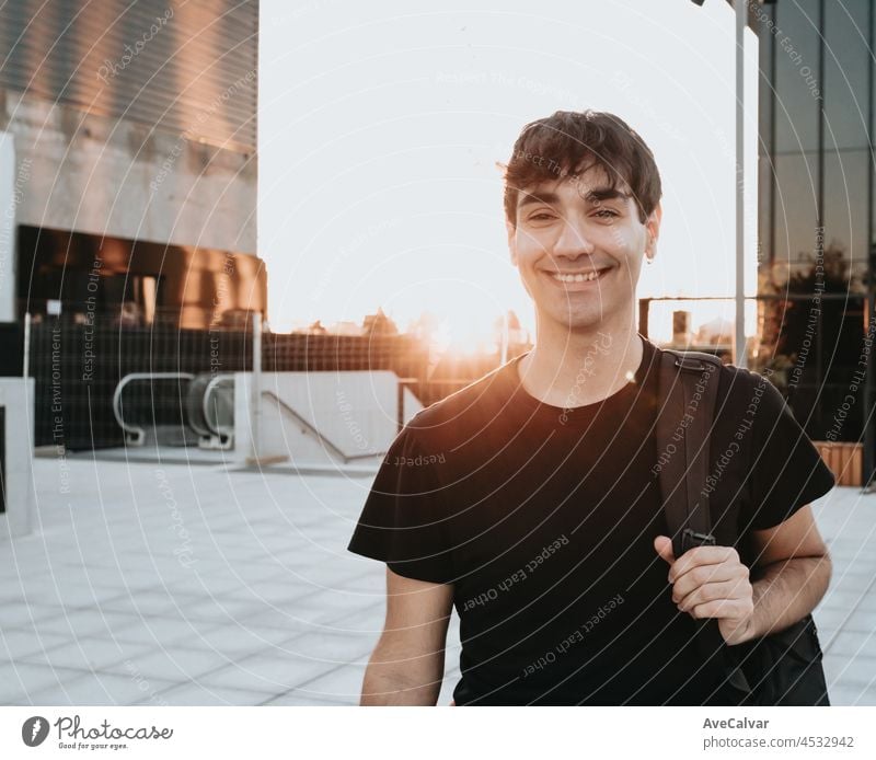 Stilvoller Geschäftsmann Student auf dem Weg ins Büro. Geschäft, Bildung, Lifestyle-Konzept, Sonnenuntergang Moment. MBA-Student Unternehmer Motivation