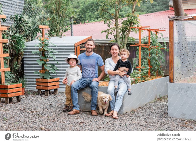 Liebevolle Familie mit reinrassigem Hund im Garten Sohn Landschaft Welpe Bauernhof Haustier Mutter Vater Reinrassig züchten Bett Tier heimisch Bonden Hof