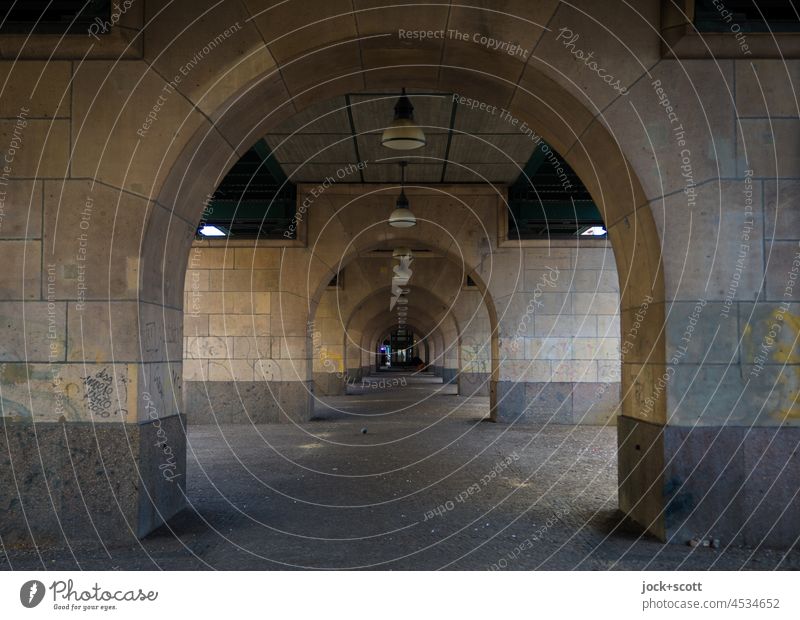 Unter der Hochbahn ist kein Mensch zu sehen Eberswalder Straße Schönhauser Allee Durchgang Unterführung Architektur Wege & Pfade Prenzlauer Berg Bauwerk