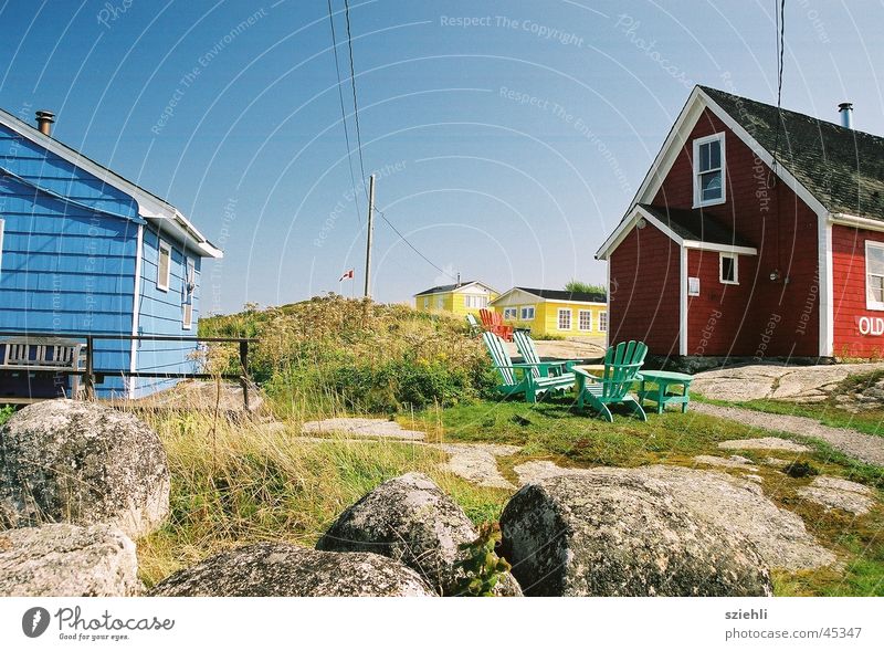 Nordic Living Haus rot gelb nordisch blau Farbe Vancouver Island Holzhaus Menschenleer Blauer Himmel Wolkenloser Himmel Klarer Himmel Schönes Wetter typisch