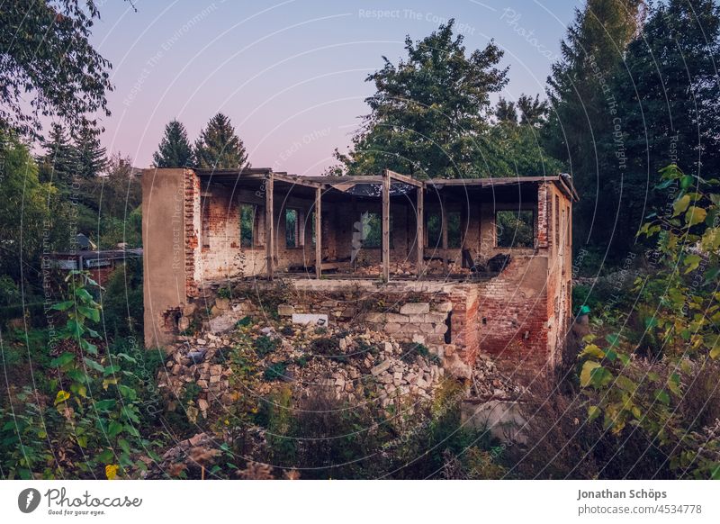 Ruine von einem Haus halb abgerissen in Abenddämmerung Abendlicht Bauwerk Architektur lost places Gebäude Verfall alt Menschenleer Farbfoto Licht Vergangenheit