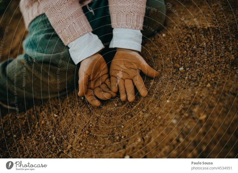 Close up schmutzige Kinderhände Nahaufnahme Hand dreckig Boden Herbst authentisch erkunden Neugier Umwelt Mensch Außenaufnahme Tag Kindheit Natur Farbfoto