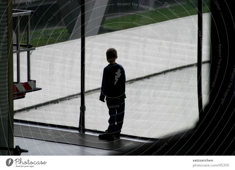 Abgestellt und vergessen Kind Licht dunkel Fenster Mann Junge Flughafen Schatten hell Lagerhalle Mensch Architektur