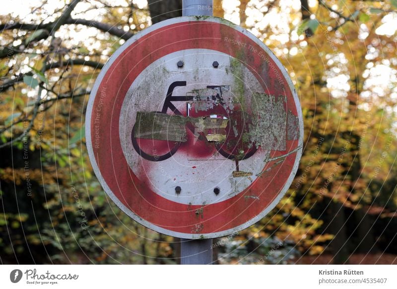 für radverkehr verboten schild am eingang zum park verkehrsschild radfahrer radfahren fahrrad fahrradfahren verbotsschild keine fahrräder stadtgarten grünanlage