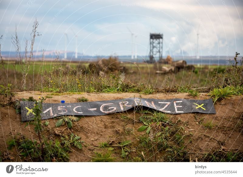 1,5 Grad - Grenze, mahnendes Schild am Rand des Braunkohlentagebaus Garzweiler2 in NRW. Alle Dörfer bleiben ! 1.5 Grad Erderwärmung Kohleausstieg Garzweiler 2