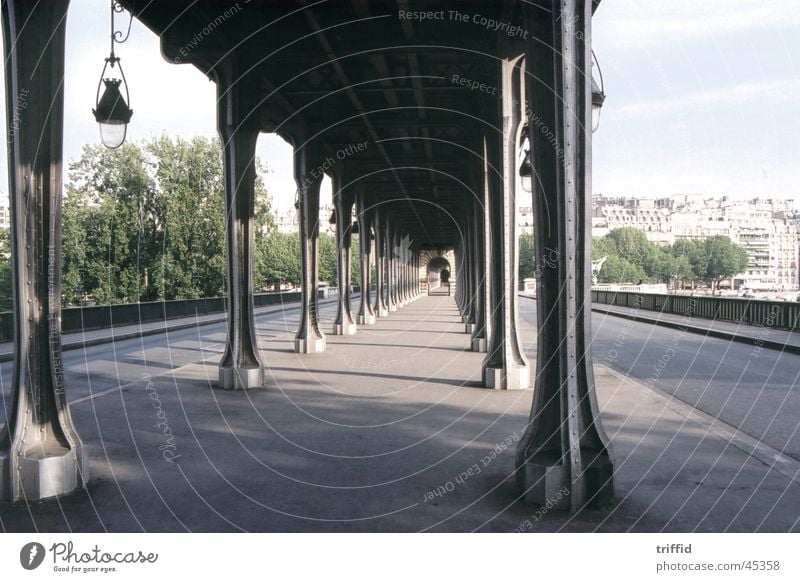 Paris Frankreich Eisenbahn Brücke Straße