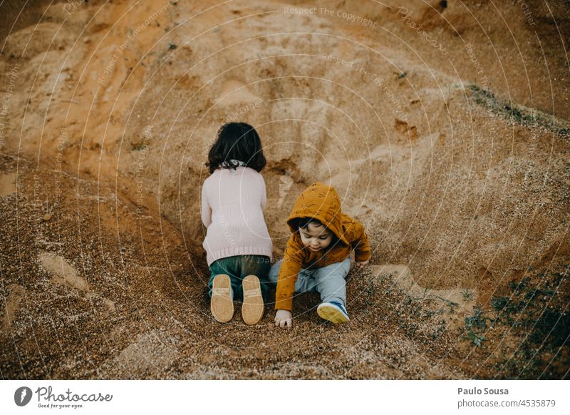 Bruder und Schwester spielen im Freien Geschwister Kind Kindheit Kinderspiel authentisch Kaukasier 1-3 Jahre 3-8 Jahre Zwei Personen Kleinkind Fröhlichkeit