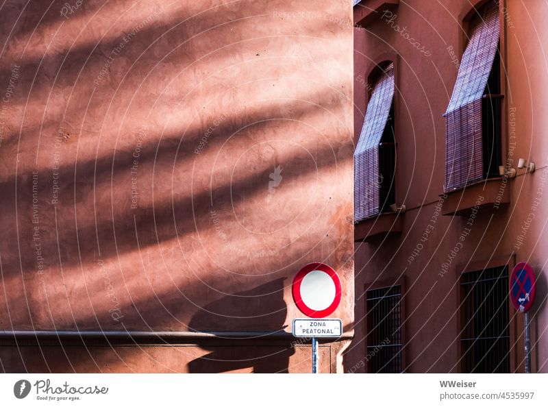 Eine verschlafene Fassade im Süden mit Licht und Schatten und Verbot von Fahrzeugen Wohnhaus Fenster Mauer Wand Bauwerk Straße Kiez Bezirk Jalousien geschlossen