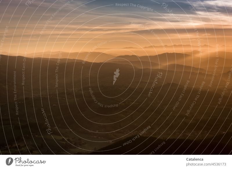 Abenddämmerung über die hügelige Landschaft Nordspaniens Sonnenuntergang Himmel Horizont Dämmerung Orange Natur Tageslicht Hügel Blau Wolken Nebel Dorf Häuser