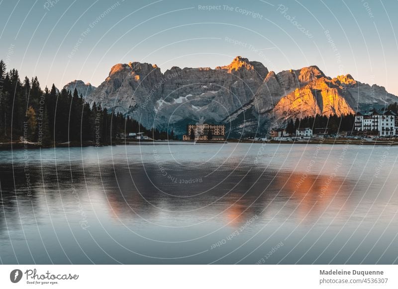 Sonnenaufgang am Misurinasee hinter der medizinischen Klinik Pio Xll Lago di Misurina Dolomiten Belluno Veneto Italien Europa Sunrise Medizinische klinik