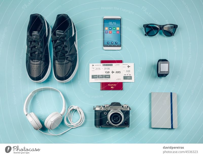 Set mit urbanen Urlaubs-Accessoires Großstadt Feiertag Hintergrund Kulisse Stillleben Zubehör niemand Reisender Kopfhörer Fotokamera Notebook smartwatch