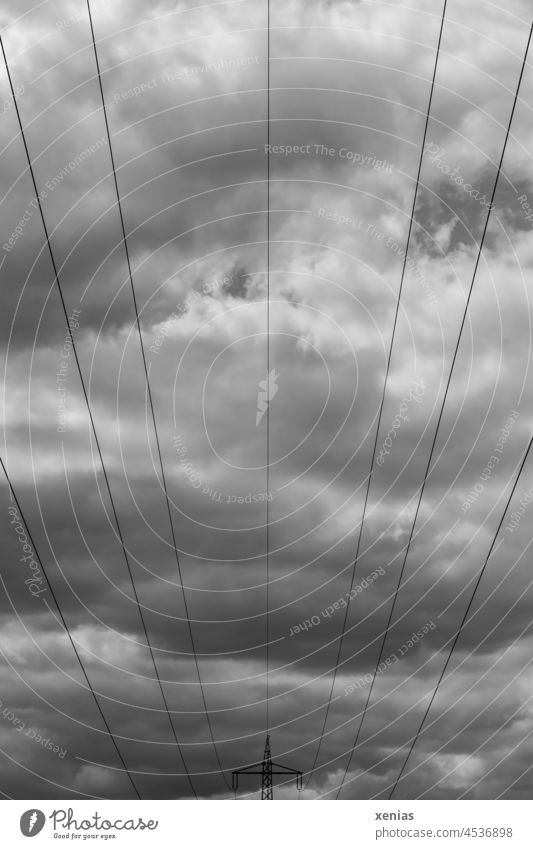 Lange Leitung - Strommast mit Kabel in schwarz und weiß Hochspannungsmast Energie Hochspannungsleitung Energiewirtschaft Elektrizität Himmel Oberleitung