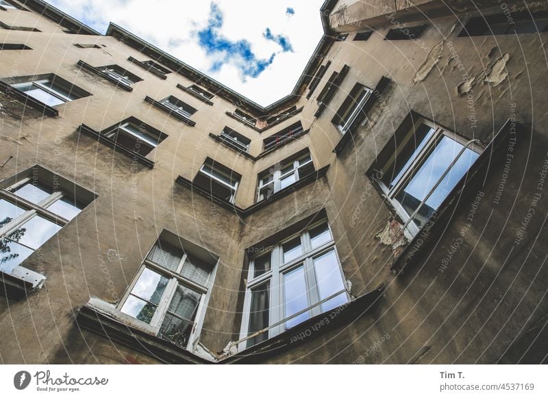 Blick nach oben in einem Berliner Hinterhof Prenzlauer Berg Menschenleer Stadt Haus Tag Altbau Außenaufnahme Fenster Hauptstadt Stadtzentrum Altstadt Gebäude