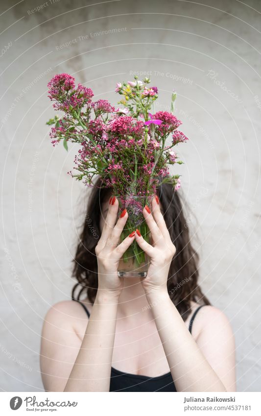 Frau mit Blumenstrauß vorm Gesicht brünett Hochzeit Braut Geschenk Schönheit Flora geblümt romantisch Blütezeit 18-30 Jahre Naturverbundenheit schön Frühling