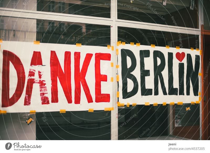 DANKE BERLiN ♥️ Danke dankbar danken Dankbarkeit Wort Buchstaben rot Gefühle Kommunikation Mitteilung Berlin Ladengeschäft Geschäft Sprache Text Straßenkunst