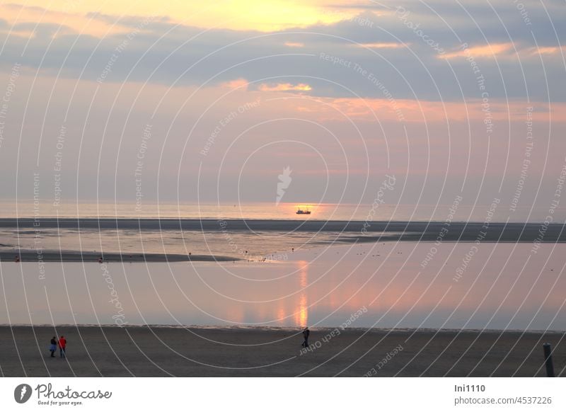 Abendstimmung am Meer Urlaub Insel Borkum Spiegelung im Wasser Strand Tagesausklang rosa Wolken blau grau Himmel Naturschauspiel Zauber blaue Stunde