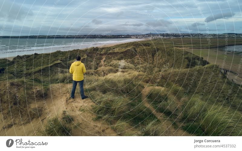 Luftaufnahme der Dünen von Tramore, Waterford, Irland, per Drohne. Sandhills Naturpark Land republik irland Landschaft tramore malerisch Strand Ökosystem