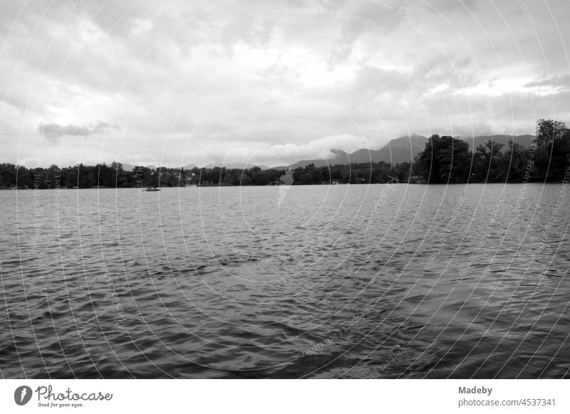 Der Staffelsee bei drohendem Sturm und Unwetter in Seehausen bei Murnau im Kreis Garmisch-Partenkirchen in Oberbayern, fotografiert in klassischem Schwarzweiß