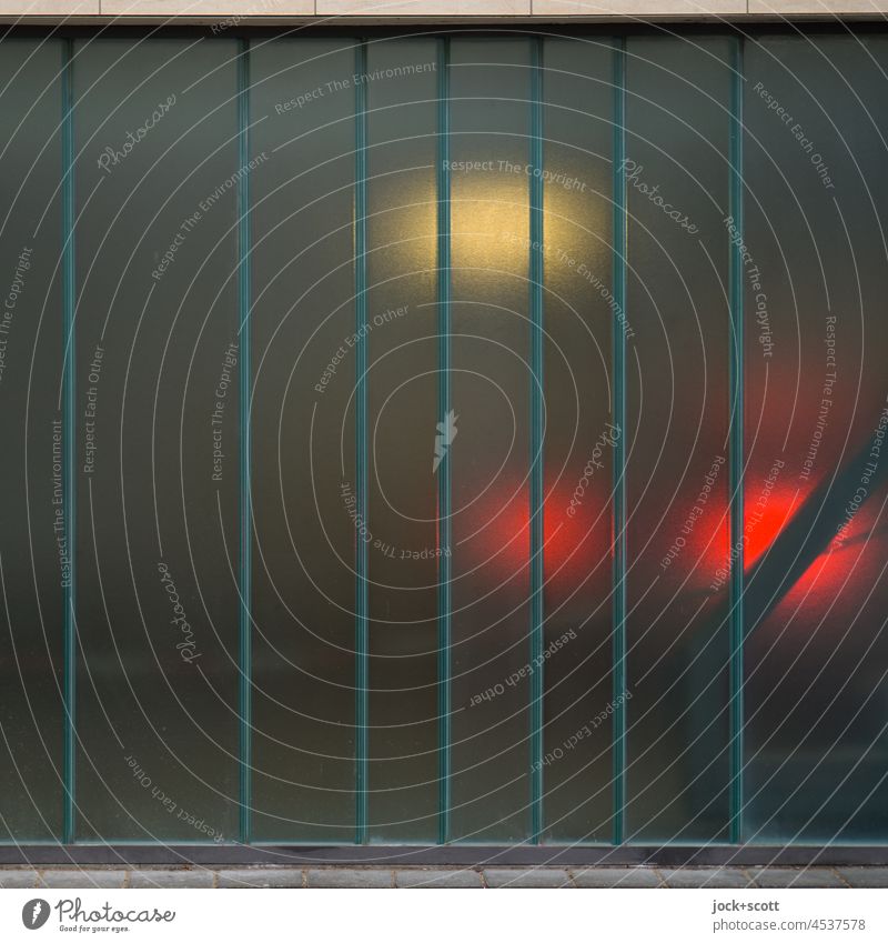 Bremsleuchten in der Garage hinter Glasscheiben Parkhaus Fenster Bremslicht Prenzlauer Berg Berlin Strukturen & Formen Strebe Hintergrund neutral Silhouette