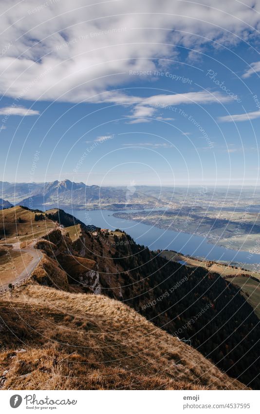 Aussicht von Rigi Kulm Vierwaldtstättersee und Pilatus aussicht rigi rigi kulm wolken panorama hügel wasser gewässer wetter herbst tourismus schweiz