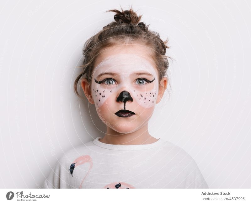 Niedliches Mädchen mit Katzen-Make-up Kind Kindheit Tracht Farbe Verkleidung so tun, als ob spielerisch niedlich Lächeln Inhalt kreativ Licht Freude Vorschein