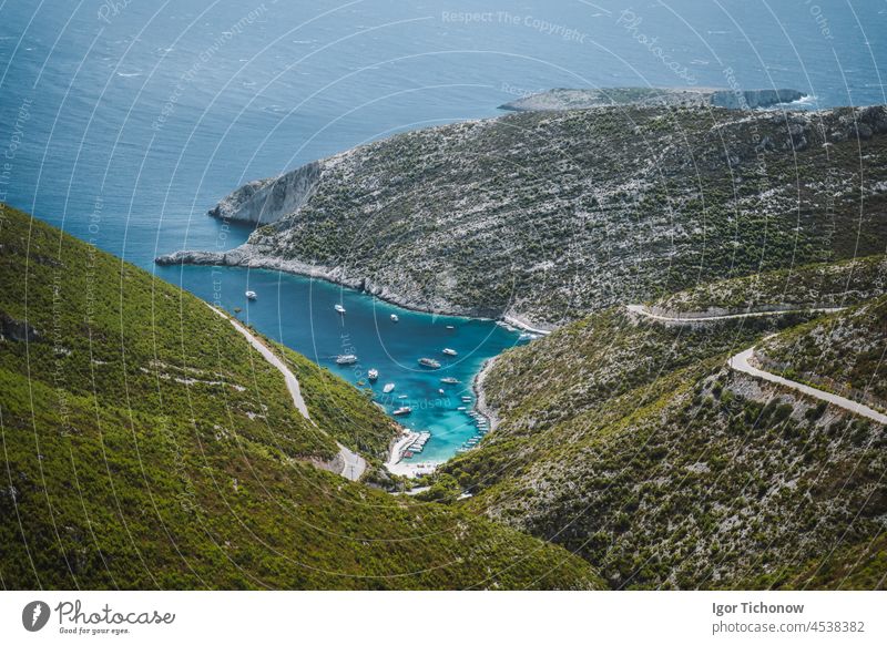 Porto Vromi. Bucht im Ionischen Meer mit vertäuten und verankerten Booten. Sehenswürdigkeit der Insel Zakynthos. Griechenland blau MEER ionisch Ansicht