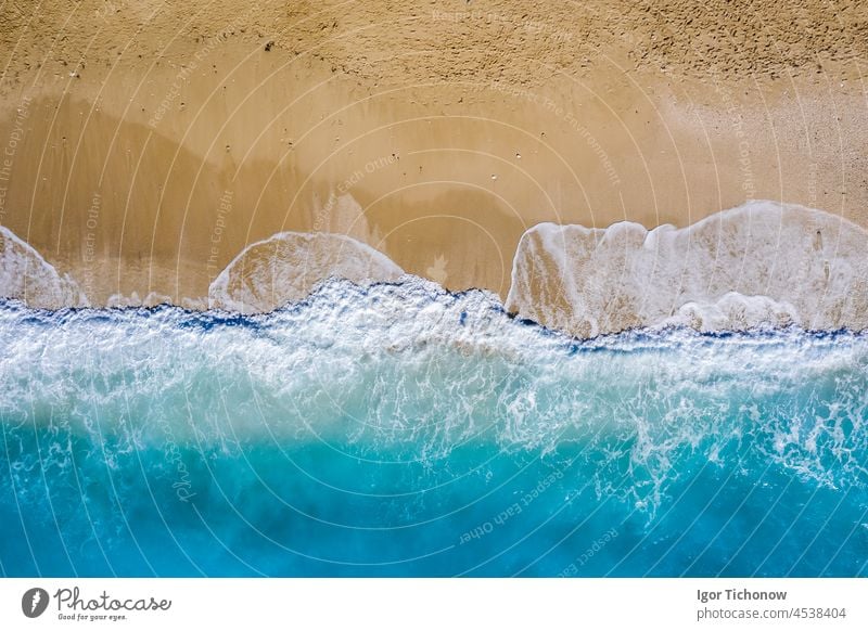 Luftaufnahme von oben auf das türkisfarbene Wasser von Milos Beach, Insel Lefkada, Griechenland lefkada Strand Sand Natur MEER blau im Freien Sommer Farbe