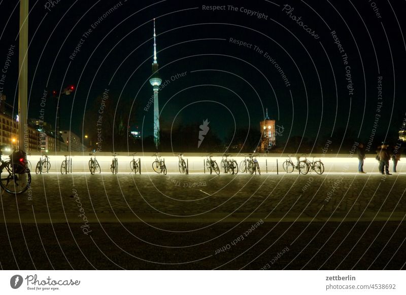 Fahrradständer am Humboldtforum, Fernsehturm und Rotes Rathaus als Zugabe abend alex alexanderplatz architektur berlin berliner schloß büro city deutschland