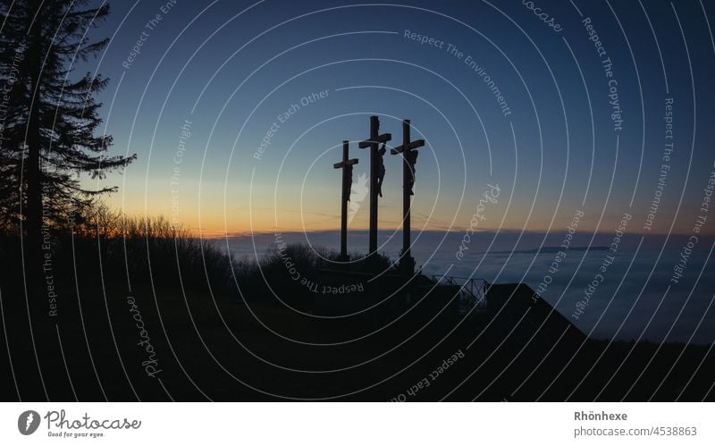 Kreuzigungsgruppe am Kreuzberggipfel "Drei Golgota Kreuze" im letzten Licht des Tages Christliches Kreuz Religion & Glaube Sonnenuntergang Himmel Menschenleer