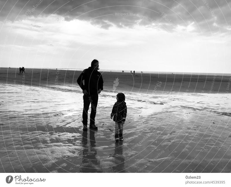 Vater und Sohn auf Langeoog Vaterschaft Mann Junge Strand gespräch Kind Eltern Zusammensein Liebe Glück Kindheit Lifestyle Papa Fröhlichkeit Menschen Familie