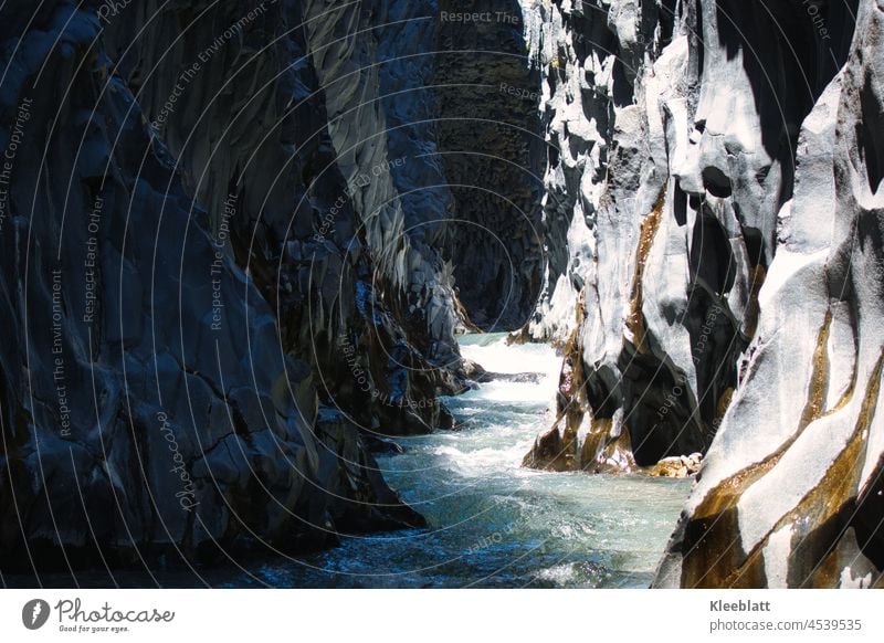 Blick in die Alcantara Schlucht - Naturschutzgebiet auf Sizilien Alcantara-Tal Alcantara-Fluß abgekühlte Lava prismatischen fünfeckigen und sechseckigen Formen