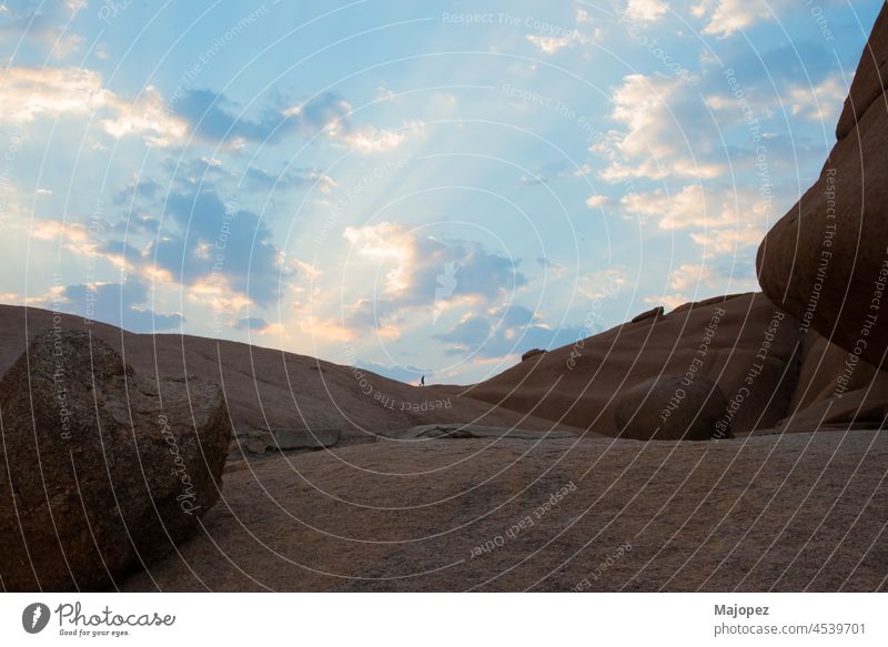 Schöne Landschaft im Damaraland, Namibia. Menschliche Silhouette auf dem Gipfel eines Berges bei Sonnenaufgang. Schönheit Schönheit in der Natur Rochen