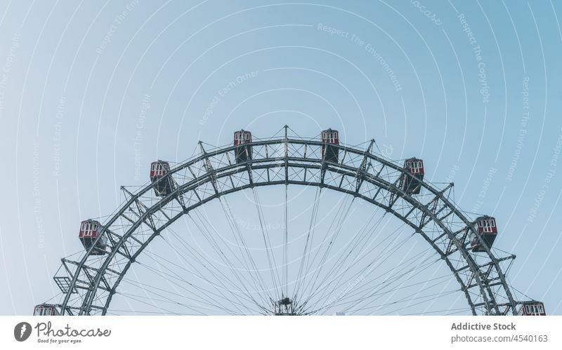 Riesenrad im Vergnügungspark Kabine Vergnügen Park unterhalten Straße Blauer Himmel Mitfahrgelegenheit beobachten Öffentlich wolkenlos Konstruktion Struktur