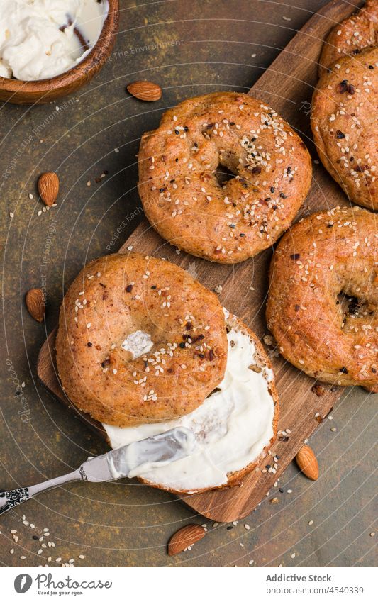 Leckere gesunde Bagels mit Sesam gebacken gesunde Ernährung Gewichtsabnahme Diät kulinarisch selbstgemacht Lebensmittel Frischkäse Messer Tisch Küche Gesundheit