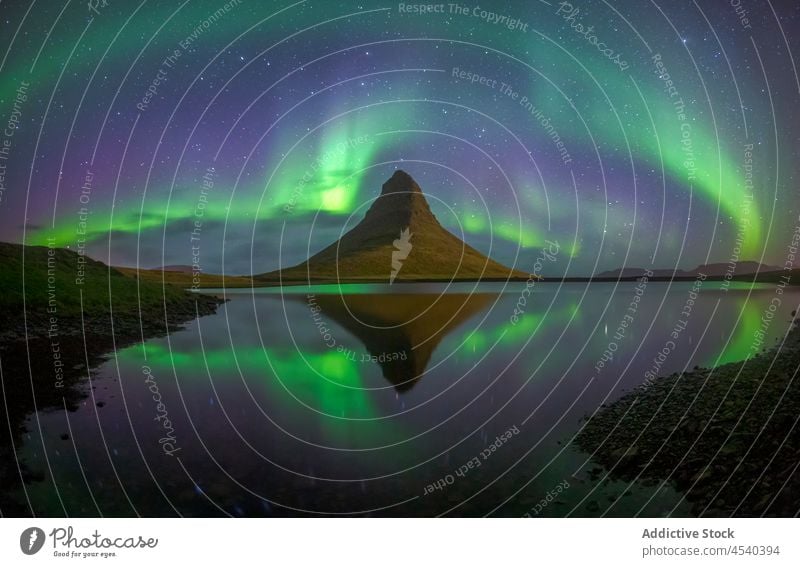 Polarlicht über See mit Berg Nordlicht polar Licht Nacht sternenklar Wasser Einfluss Erscheinung Natur Ufer Umwelt malerisch polaris aqua Fluss Landschaft Szene