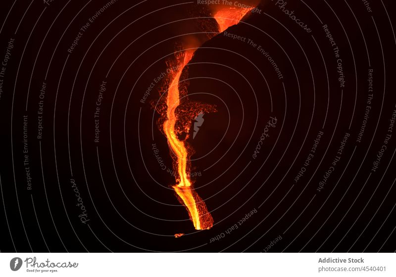 Leuchtend orangefarbene Lava, die bei Nacht aus dem Vulkan austritt ausbrechen Desaster Natur Berge u. Gebirge Krater Gefahr Kraft verheerend Insel Bewegung