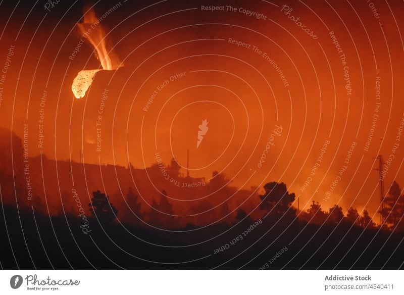 Leuchtend orangefarbene Lava, die bei Nacht aus dem Vulkan austritt ausbrechen Desaster Natur Berge u. Gebirge Krater Gefahr Kraft verheerend Insel Bewegung