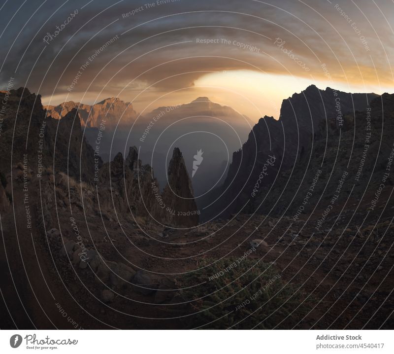 Felsformationen gegen den Himmel bei Sonnenuntergang Berge u. Gebirge Pflanze Natur Landschaft vulkanisch felsig Tal Ambitus Klippe malerisch Gelände wolkig