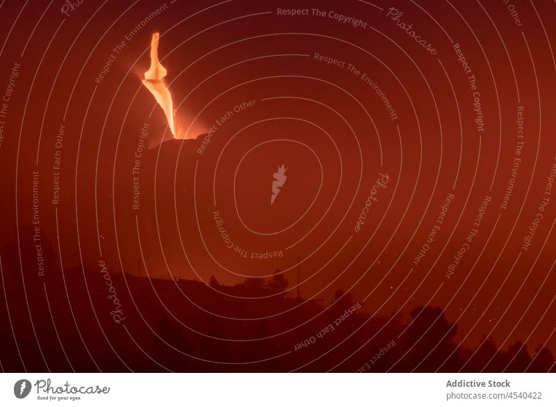 Leuchtend orangefarbene Lava, die bei Nacht aus dem Vulkan austritt ausbrechen Desaster Natur Berge u. Gebirge Krater Gefahr Kraft verheerend Insel Bewegung