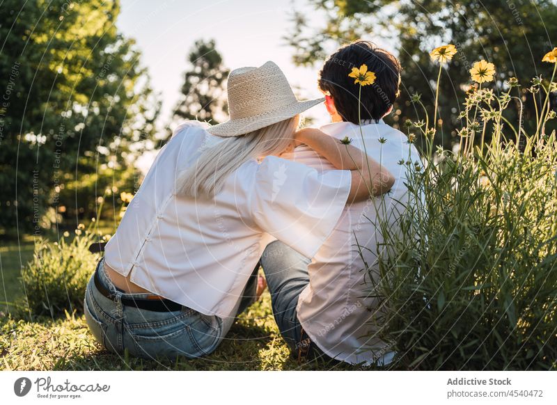 Unbekanntes Paar sitzt auf der grünen Wiese Zusammensein Zuneigung Liebe Sommer Landschaft Wald romantisch Gras Urlaub Freundin ruhen Partnerschaft Bonden