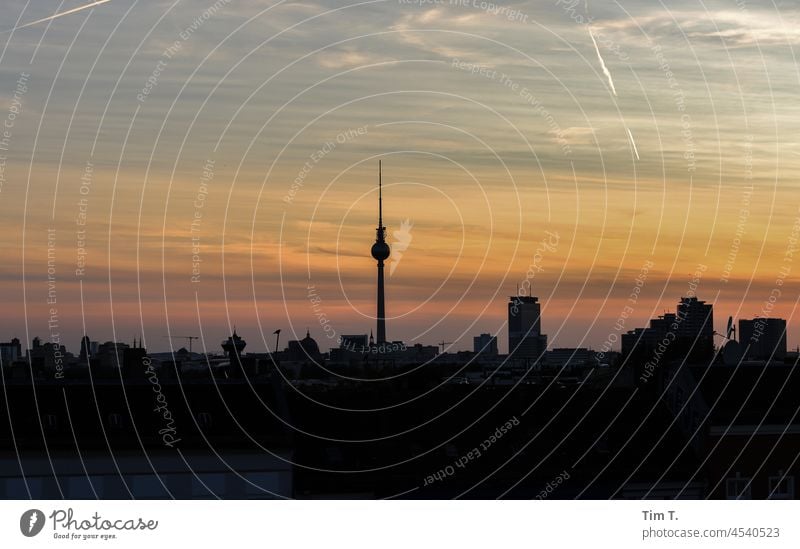 Skyline Berlin Friedrichshain Farbfoto Fernsehturm Berliner Fernsehturm Stadt Hauptstadt Stadtzentrum Sehenswürdigkeit Architektur Wahrzeichen Außenaufnahme