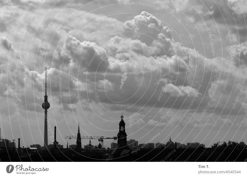 Skyline Berlin Prenzlauer Berg s/w Fernsehturm Stadt Stadtzentrum Hauptstadt Außenaufnahme Menschenleer Tag Schwarzweißfoto Altstadt Bauwerk Gebäude Architektur