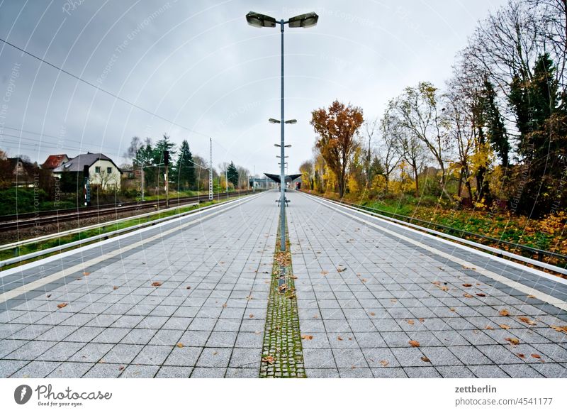 S-Bahnsteig bahnhof bahnsteig s-bahn schiene schienenverkehr spiegel spiegelbild transport öffentliche verkehrsmittel öpnv vorort urban leer