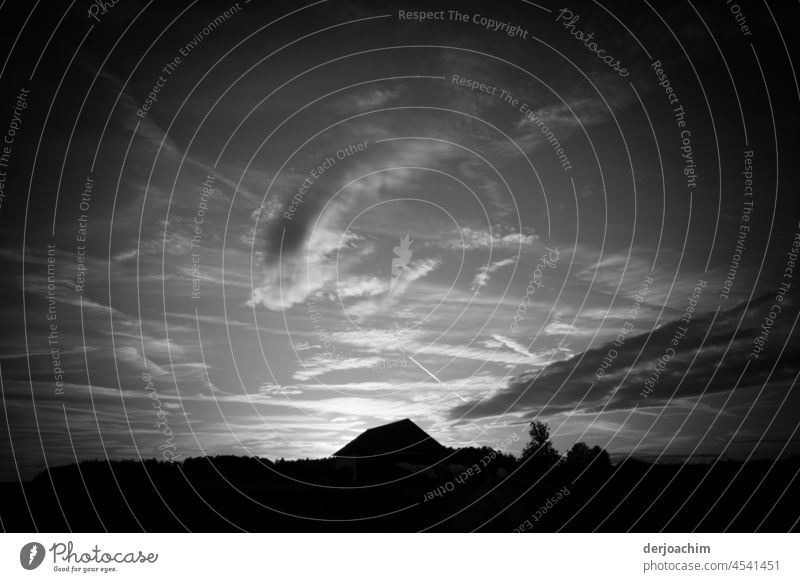 Die Nacht senkt sich über das Land .  Dunkle und helle Wolkenfetzen fliegen hin und her. Sonnenuntergang Himmel Licht Dämmerung Menschenleer Umwelt