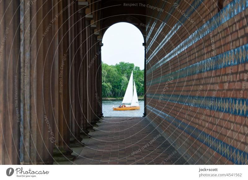 mit dem Segelboot .. auf der Havel .. am Arkadengang vorbei Architektur Heilandskirche Sacrow historisch Bogen Säule Fluss Ufer Weltkulturerbe Sommer Stil